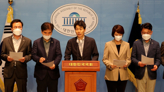 윤건영 더불어민주당 의원. 사진은 국회소통관에서 기자회견을 하는 모습. 윤건영 의원 페이스북.